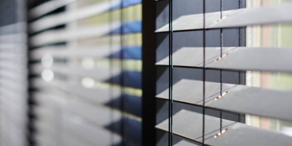 istockphoto-1182688554-612×612 Office blinds. Modern wooden jalousie. Office meeting room lighting range control.